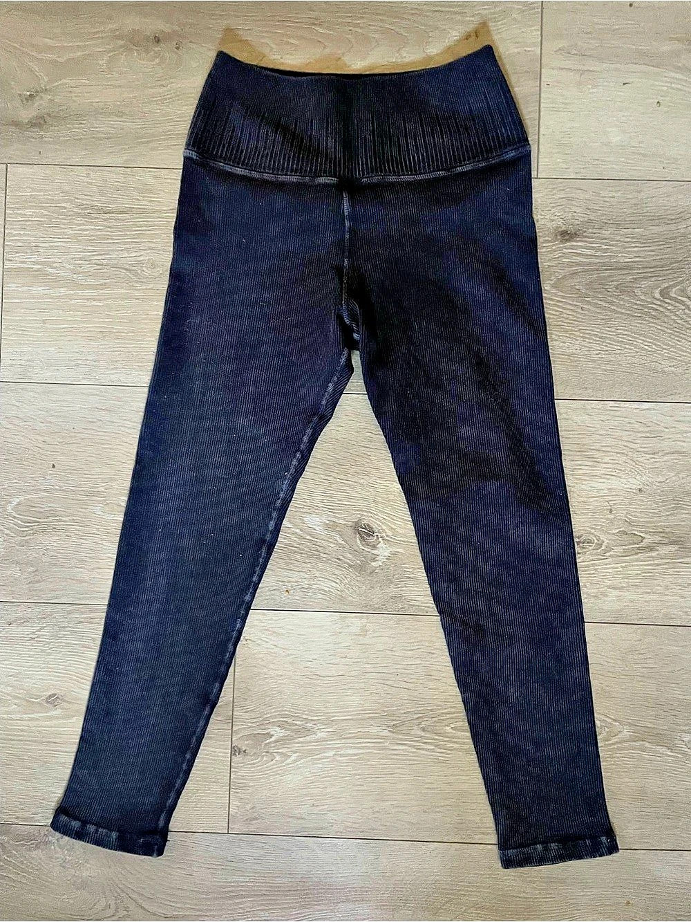 Avocado Capri Yoga Leggings - Picture 2 of 2